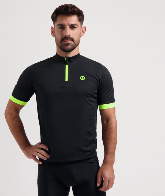 Man met zwart fietsshirt met fluorescerende accenten op de kraag, rits en mouwen. Logo op de borst.