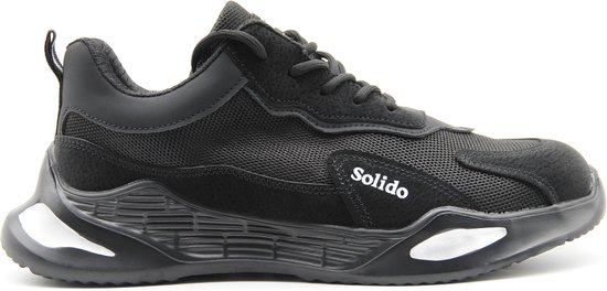 Basket noire Solido avec mesh respirant et semelle détaillée et texturée avec des accents blancs.