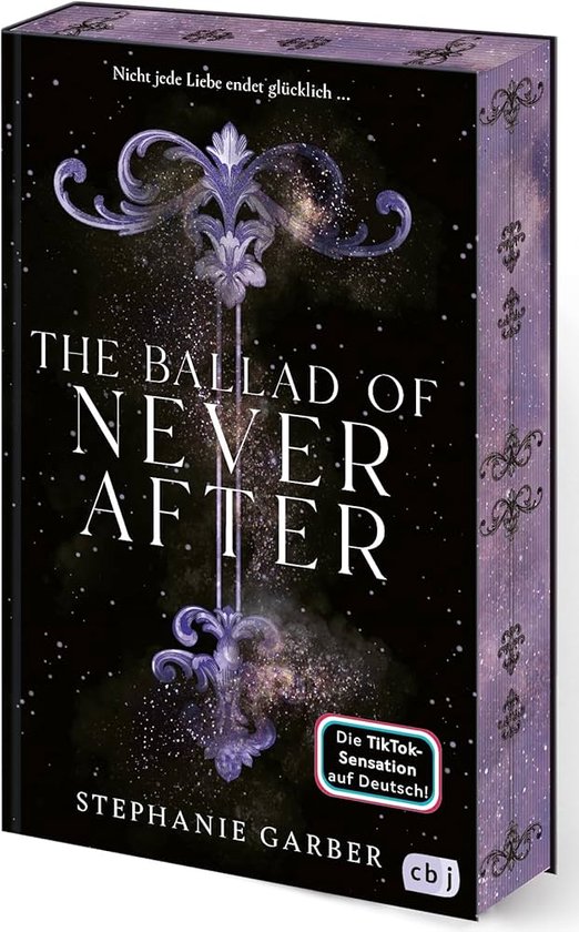 De kaft van 'The Ballad of Never After' toont een donkerblauwe, sterrenhemel met paarse versieringen en de titel. 'Nicht jede Liebe endet glücklich ...' (Niet elke liefde eindigt gelukkig ...)