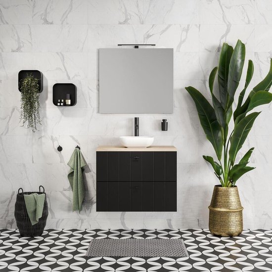 Meuble de salle de bain noir moderne avec lavabo, miroir et accessoires noirs, avec grande plante.