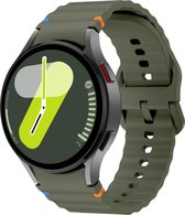 By Qubix - Wave Sportbandje met aansluitknop - Geschikt voor Samsung Galaxy Watch 7 (40 & 44mm) / Galaxy Watch FE / Galaxy Watch 6 / Galaxy Watch 6 Pro / Galaxy Watch 5 / 5 Pro / Galaxy Watch 4 / 4 Classic / 20mm - Donkergroen