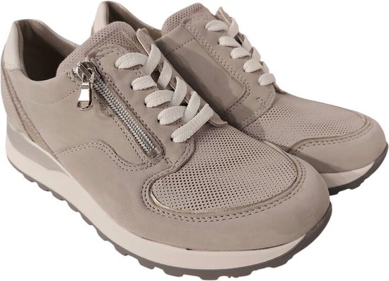 Grijze sneaker met rits en zilveren accenten, op witte achtergrond. Zijaanzicht.