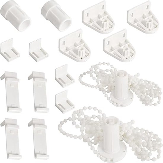 Un ensemble complet de pièces blanches pour stores, avec deux chaînes et plusieurs supports de fixation et connecteurs.