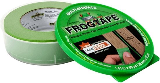 Groene FrogTape schilderstape rol in doorzichtige dispenser. Deel van deksel is groen met kikker logo.