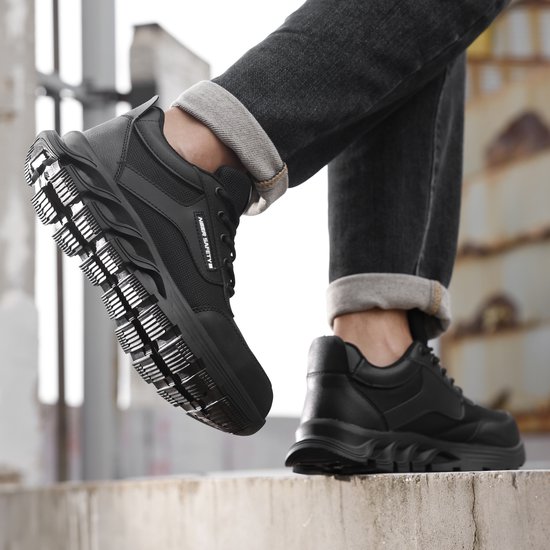 Zwarte werksneakers met opvallende zilverkleurige zool. Sportief en robuust design.