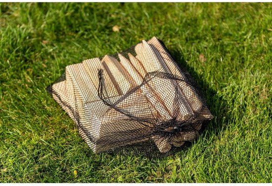Houten kubben in een zwart netzakje, liggend op groen gras.