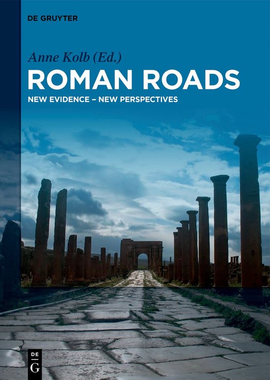 Boekomslag van 'Roman Roads' met op de voorgrond een stenen weg die leidt naar een boog in de verte, geflankeerd door Romeinse zuilen onder een dramatische hemel.