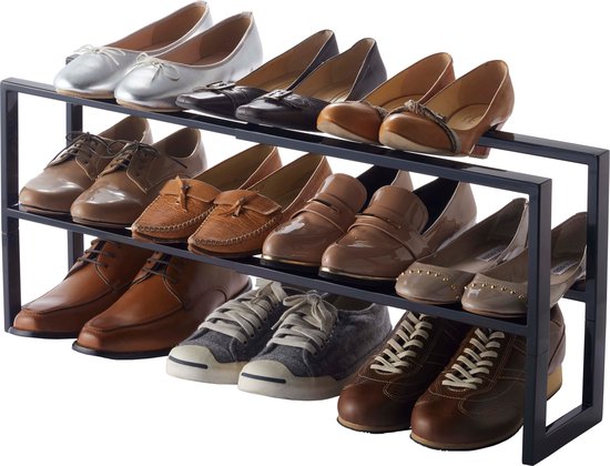 Étagère à chaussures en métal noir à quatre niveaux, garnie de chaussures.
