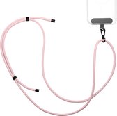 Roze telefoonkoord met verstelbare band en zwarte clips, bevestigd aan een transparante telefoonhoes.