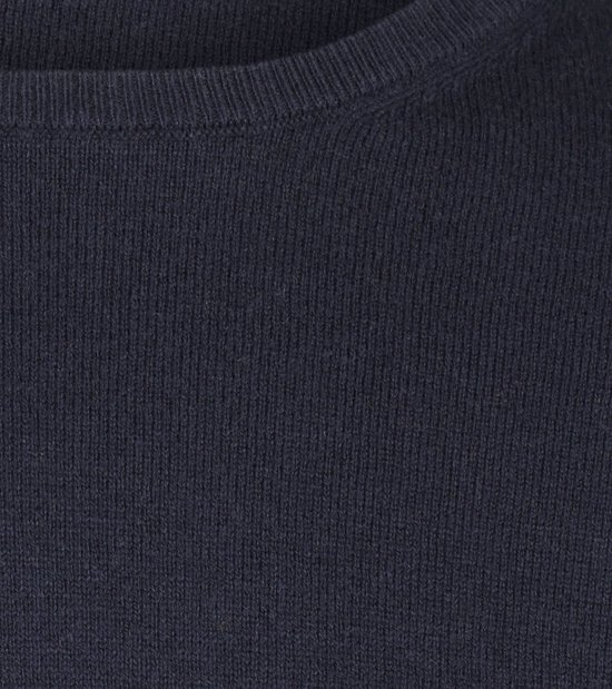 Close-up van de fijngebreide marineblauwe textuur en de ronde hals van de McGregor merinowollen trui.
