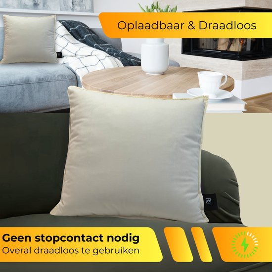 Crèmekleurig verwarmingskussen met een subtiel logo op de zijkant. Sfeerbeeld van een woonkamer.