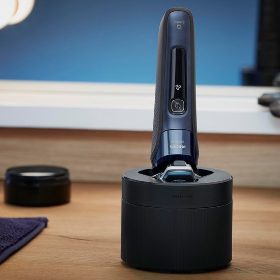 Rasoir Philips Série 7000 dans son chargeur bleu foncé sur fond en bois.