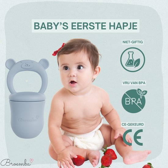 Blauwe Broemba fruitspeen naast een baby die aardbeien eet. Kenmerken: niet-giftig, vrij van BPA, CE-gekeurd.