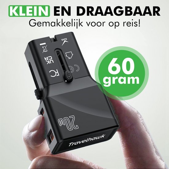 Zwarte, compacte reisstekker van Travelhawk in een hand, met vermelding van "60 gram".