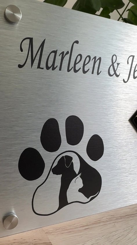 Porte avant de la plaque signalétique avec une patte de chien contenant un chien et un chat