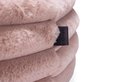 Roze pluche hondenkussen met een zwart label waarop 'Designed by Lotte' staat.