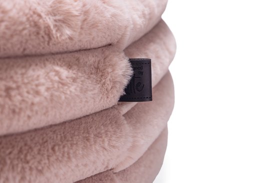 Roze pluche hondenkussen met een zwart label waarop 'Designed by Lotte' staat.