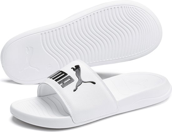 Tong blanche et semelle d'une tong avec logo PUMA.