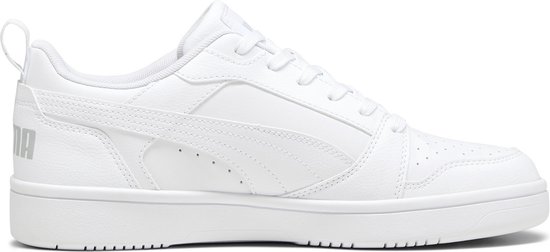 Witte Puma sneaker, zijaanzicht, met Puma logo en veters.