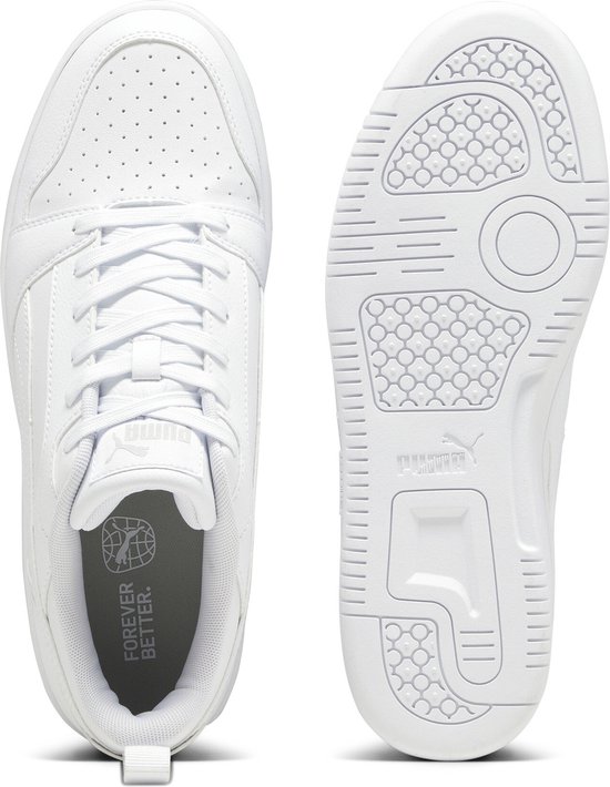 Witte sneaker en losse zool, beide met Puma logo.