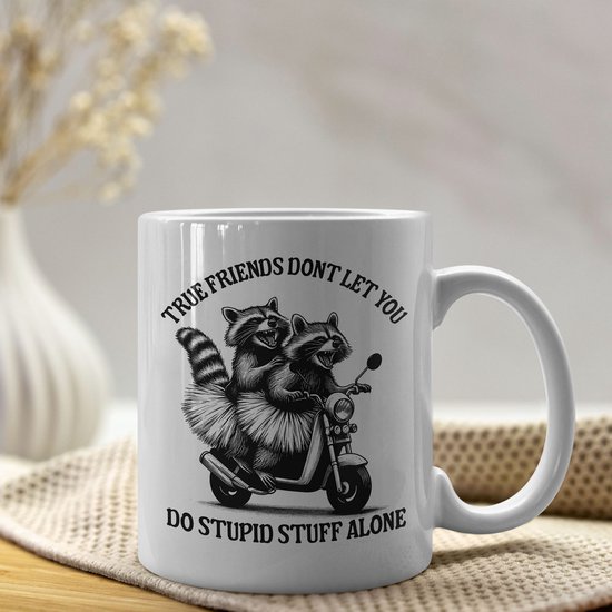 Creasowl® - Wasbeer True Friends - Koffiemok met spreuk - Cadeau voor vrouw - Koffie mok - Grappige cadeaus - Cadeau voor vriendin - Kado - Grappige mok - Cadeautje voor haar - Mokken en bekers - Verjaardag cadeau - Mok met tekst - Beste vrienden