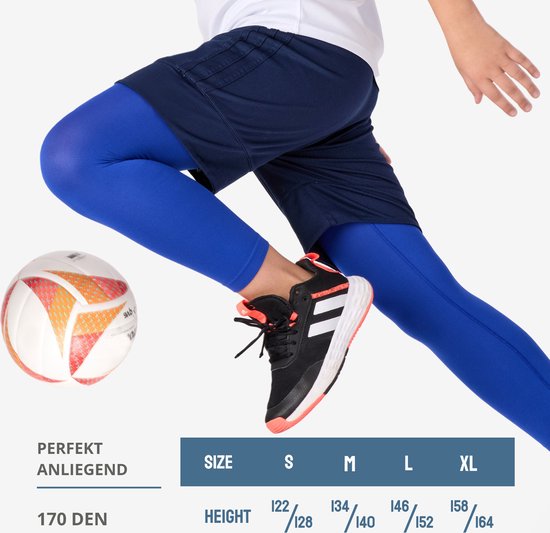 Jongen in beweging met een voetbal, draagt marineblauwe shorts over een koningsblauwe thermolegging. Maattabel S-XL.