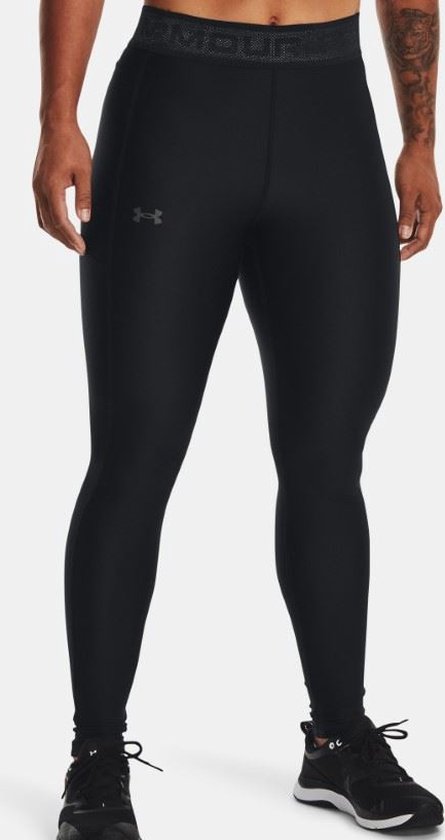 Zwarte Under Armour tight met zilveren Under Armour logo op de linkerheup.
