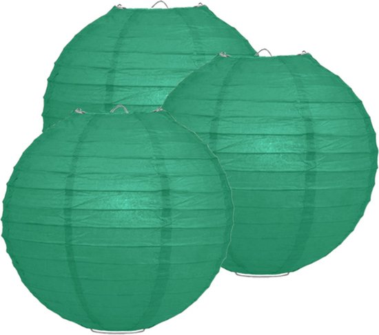 Drie ronde, donkergroene papieren lampionnen met metalen frames.