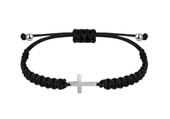 Zwarte gevlochten armband met zilverkleurig kruisje en zilverkleurige kralen aan de uiteinden.