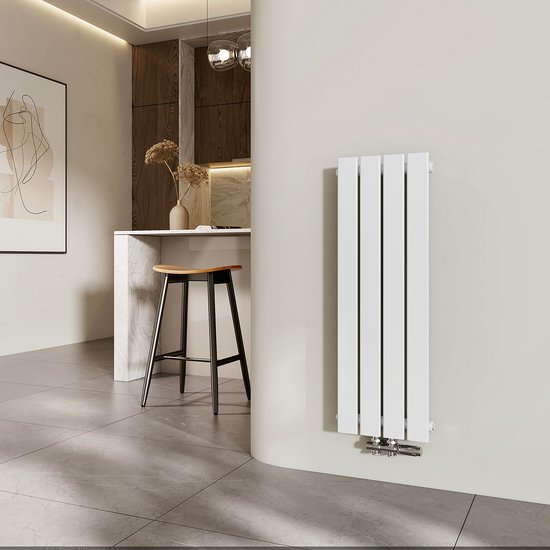 Een glanzend witte, verticale designradiator met vier platte panelen, in een moderne woonkamer met keukenmeubel.