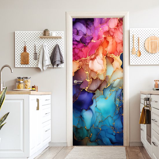 Abstracte marmerlook deurposter met gouden lijnen in paars, roze, oranje, blauw en groen, in een keuken.