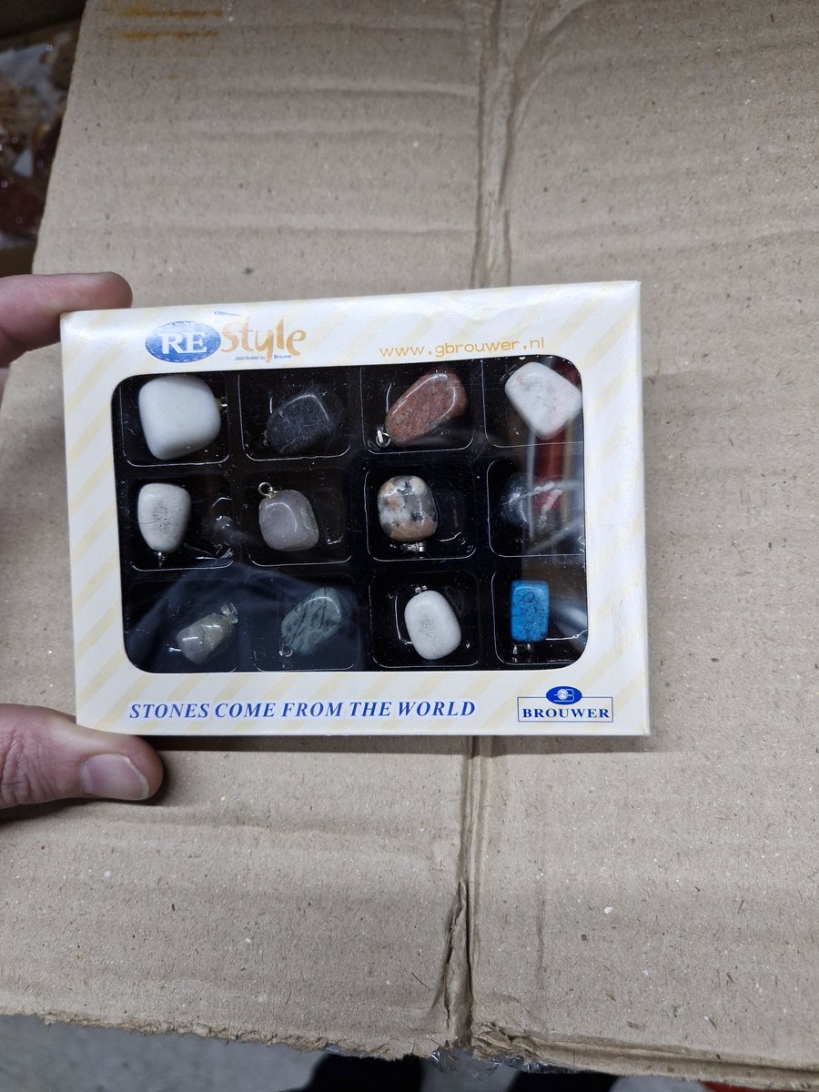 Collectie van 12 Unieke Natuurstenen Edelsteen Hangers