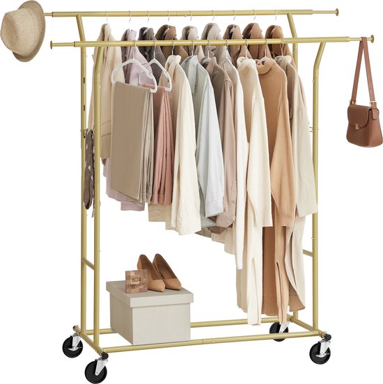 Gouden kledingrek met veel kleding, een hoed, tas en schoenen.