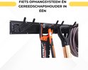 Zwarte muurbeugel met haken voor gereedschap, waaronder een zaag en een slang.