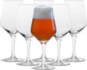 Een centraal glas met amberkleurig bier en schuim, omringd door vijf lege glazen.