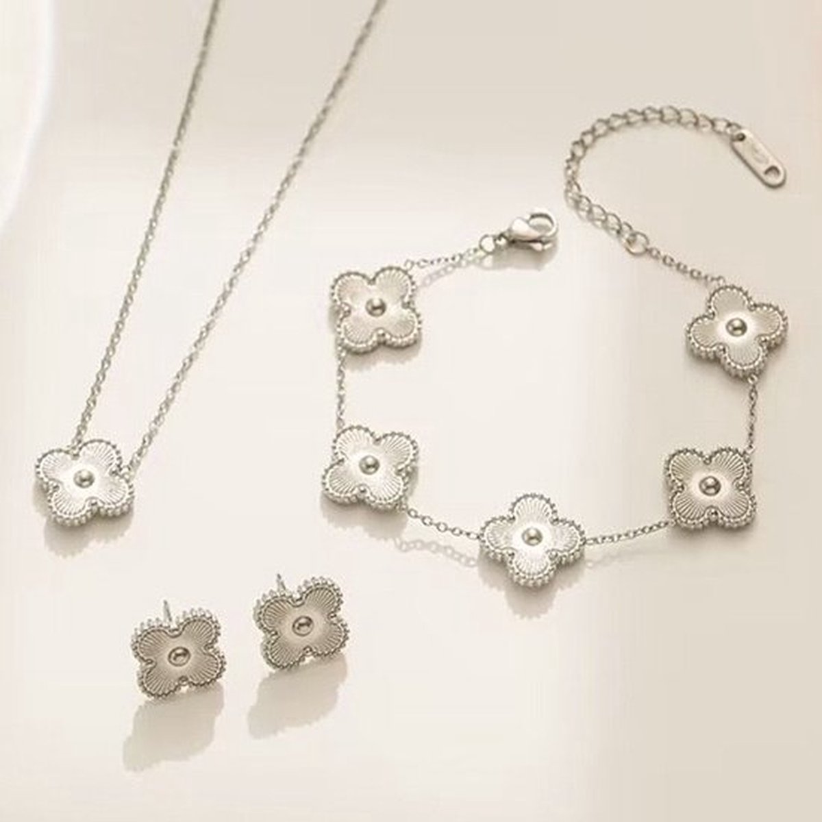 EHH BEAUTY - Zilverkleurige klaver sieraden set (armband, oorbellen en ketting) - Klaver - Tijdloos design - trendy - Lucky clover