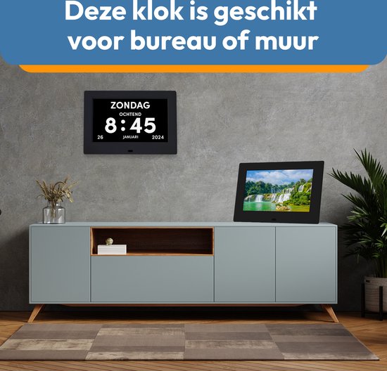 Een Bollit digitale kalender dagklok hangt aan de muur boven een tv-meubel, naast een staande klok.