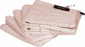 Stapel van vier roze microvezeldoekjes met een geblokt patroon en een zwart fibb-label.