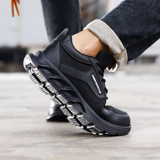 Zwarte werksneaker met zilverkleurige, opvallende profielzool en mesh details.