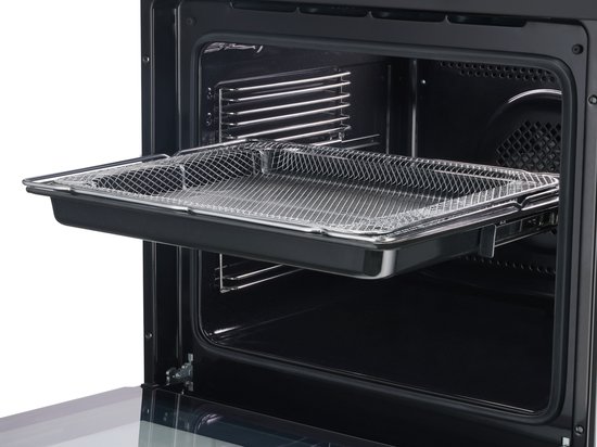 Zwarte oven met een uitneembare lade met grillrooster erin.