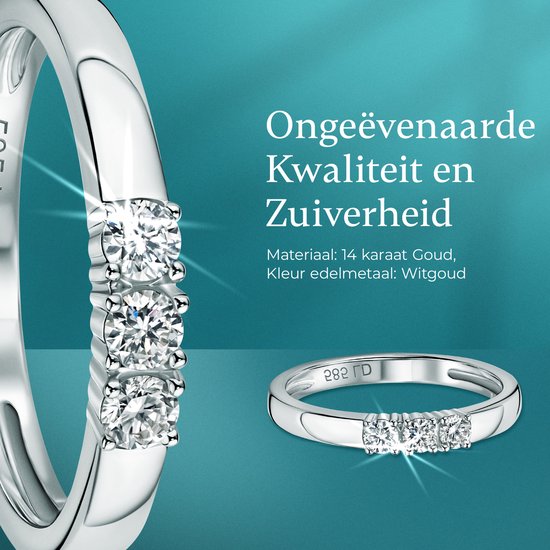Een ring van witgoud met drie diamanten, dichtbij gefotografeerd. De ring is handgemaakt en gemaakt van 14 karaat witgoud.