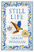 Couverture du livre 'Still Life' avec un ara bleu et jaune, décoration bleu Delft et texte "LARGE PRINT"