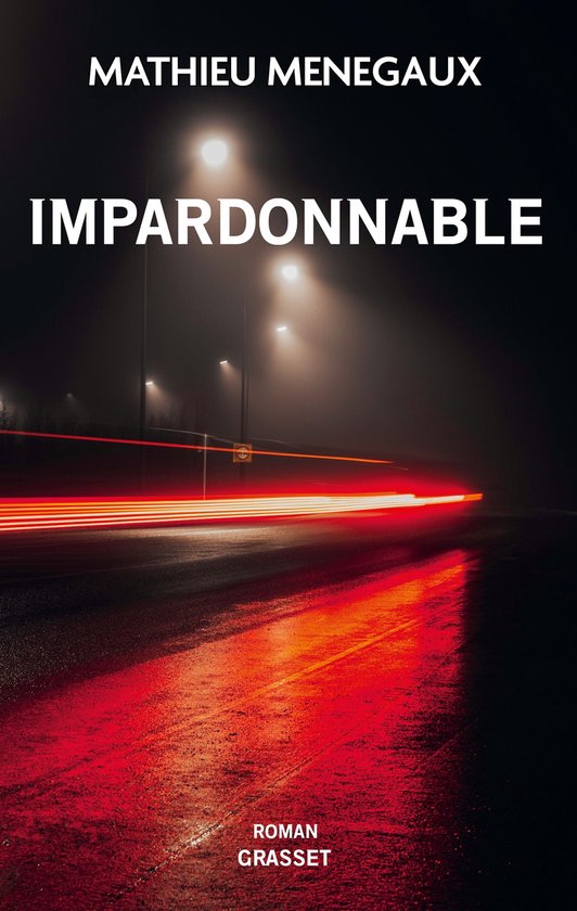 Boekomslag "Impardonnable" door Mathieu Menegaux. Donkere, mistige nacht met autolichten die rode sporen achterlaten op de natte weg.