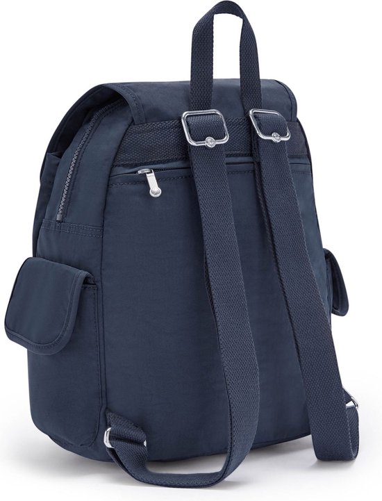 Achterkant van een donkerblauwe Kipling rugzak met verstelbare banden.