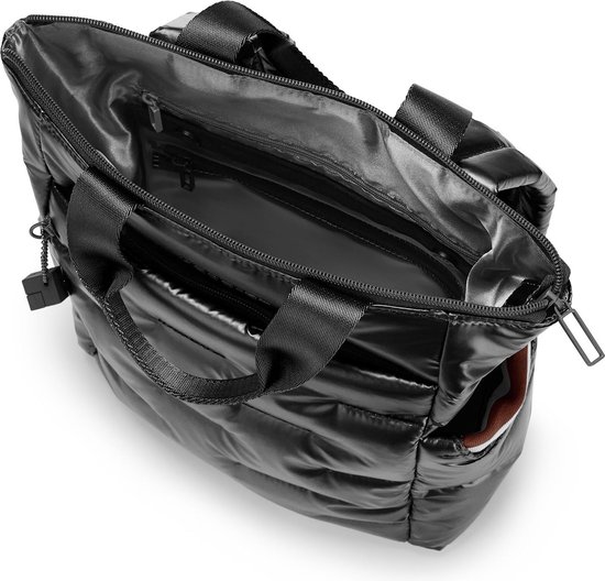 Zwarte gewatteerde open tas met binnenvakken, ritssluiting, hengsels en bruine/witte strepen.