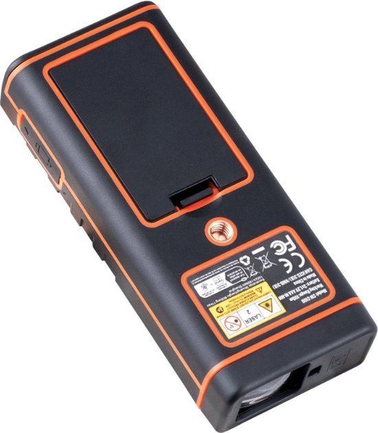 Zwarte en oranje laserafstandsmeter, achterkant met batterijdeksel en certificeringen.