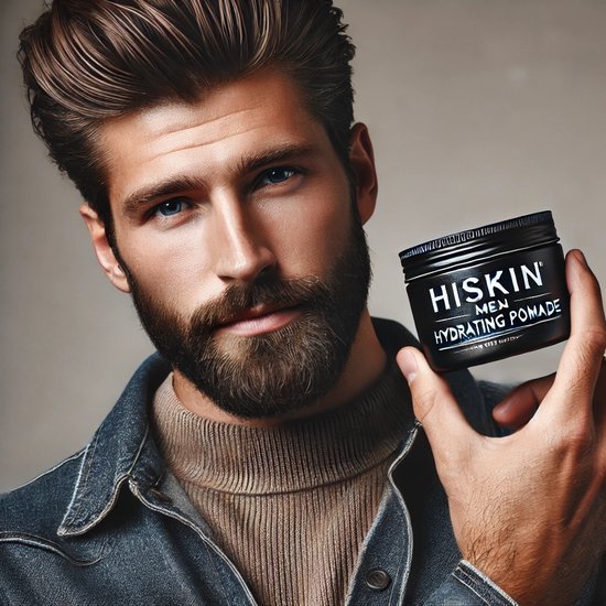 Homme aux cheveux foncés et barbe, yeux bleus, tenant un pot de pommade hydratante HiSkin Men.