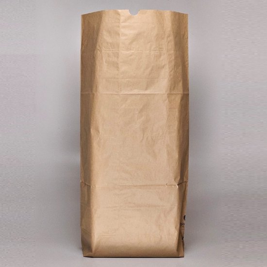 Sac poubelle en papier brun de 140 litres avec plis, sur fond gris.