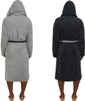 Dos de deux hommes portant des peignoirs réversibles, un en gris et un en gris foncé, tous deux à capuche.