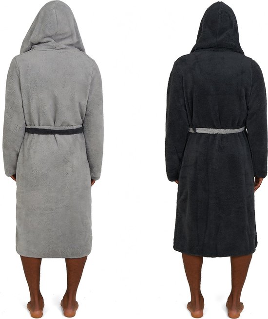 Dos de deux hommes portant des peignoirs réversibles, un en gris et un en gris foncé, tous deux à capuche.